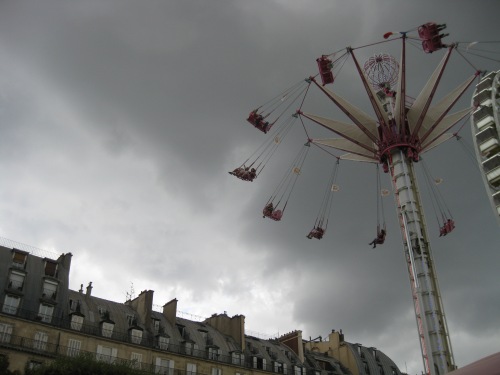If giant fairground rides strike fear into your heart, the apocalyptic sky hanging over the Tuilieres probably doesn't help. (Of course, the other option, is that you find this totally awesome).